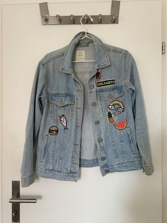 Jeansjacke mit Badges in Grösse S