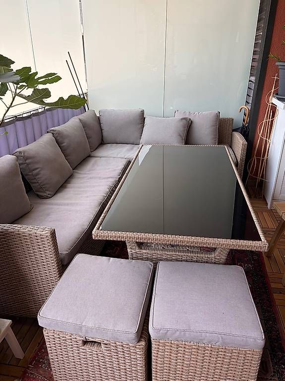 Set di tavolo e panche: Balkon Lounge Set Rattan inkl. Tisch & Hocker – Usato da Wettingen venduto da babananacake_
