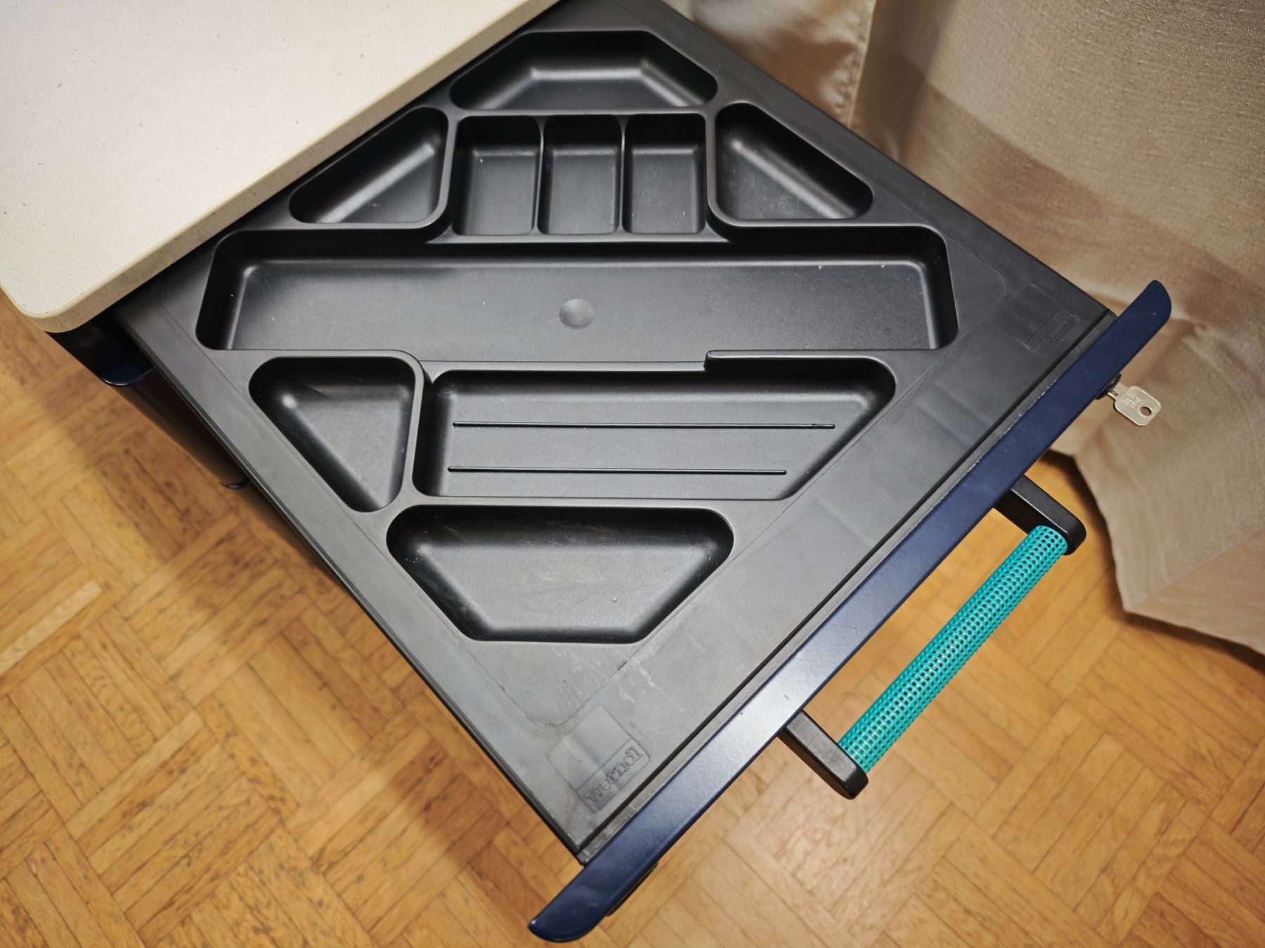 Eléments de bureau: Rollcontainer mit 3 Schubladen (Sehr stabil) – D'occasion à Neuhausen par PBMG 1
