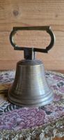 Alte Messing Glocke im traditionellen Alpenstil