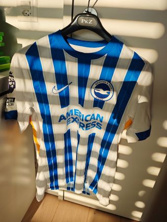 Match worn and signed shirt from Simon Andingra