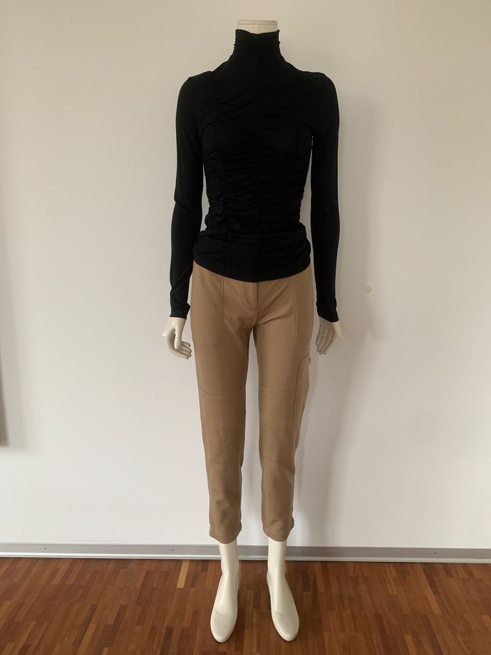 Akris Maglioni & Felpe: AKRIS: Edler schwarzer Rollkragenpullover mit Raffung, 36 – Nuovo (secondo la descrizione) da Luzern venduto da designluzern 1