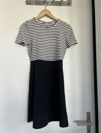 GESTREIFTES KURZARM-KLEID SCHWARZ-WEISS GRÖSSE S