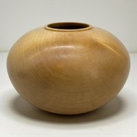 Vase tourné en bois d’érable, signé KOLLER, 2004.