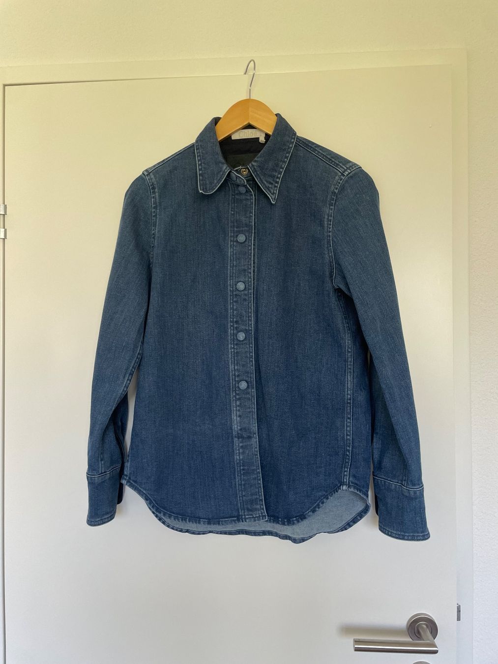 Chloé Camicette: Jeanshemd Chloé blau Denim Langarm – Usato da Buchs SG venduto da VintageHomeCH