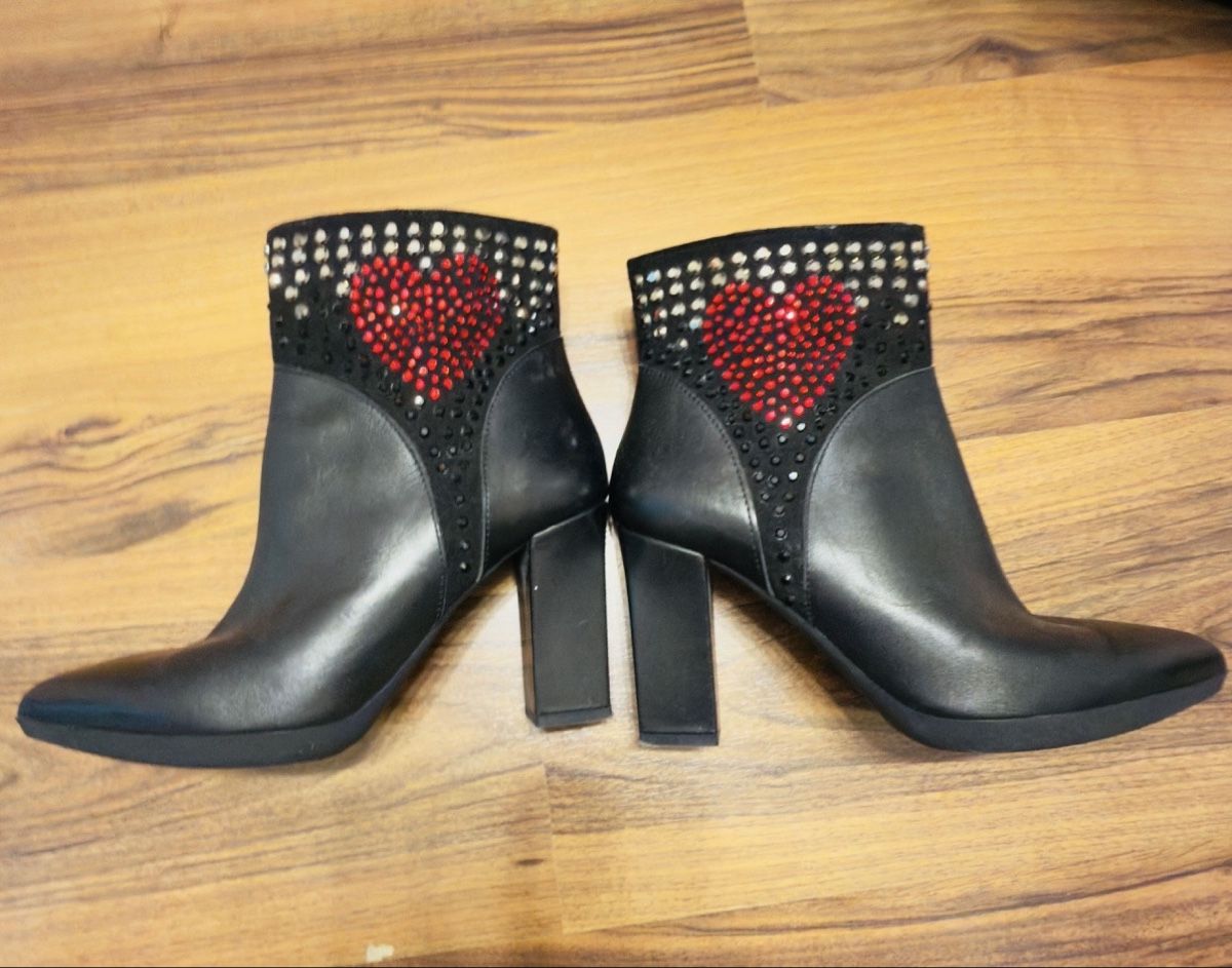 Moschino Scarpe da donna: Moschino Stiefel Grösse 38 – Nuovo (secondo la descrizione) da Oberhof venduto da RealStone 1