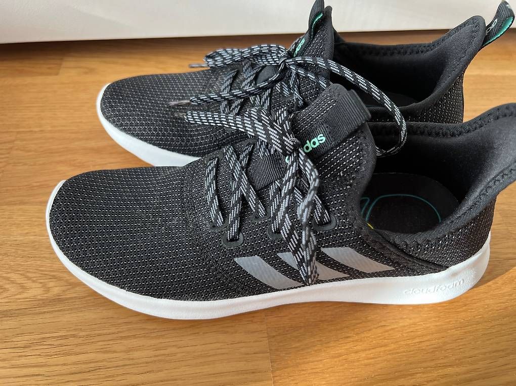 Adidas Chaussures femmes: Turnschuhe Nike Gr. 37 1/3 – D'occasion à Ehrendingen par Nr.7 1