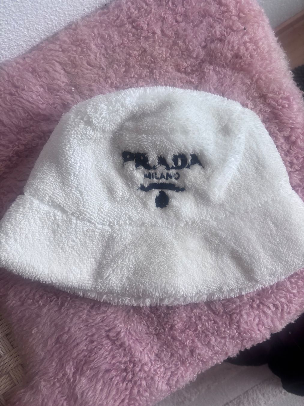 Prada Chapeaux, bonnets & casquettes: PRADA Fischerhut – D'occasion à Buchs AG par jiljil