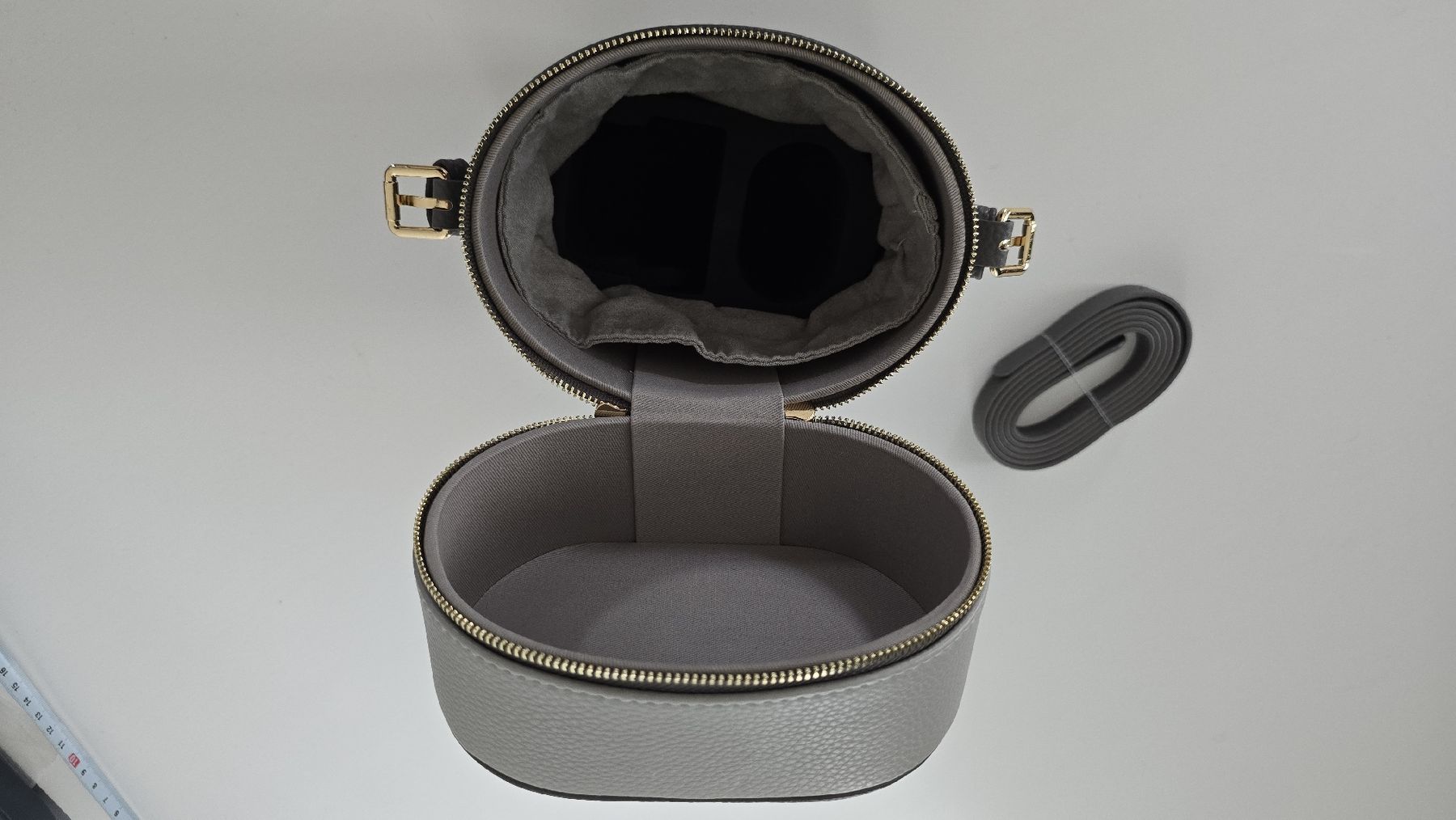 Borse da donna: Ulike cosmetic bag grey leather small with strap – Usato da Zürich venduto da Aldinian 2