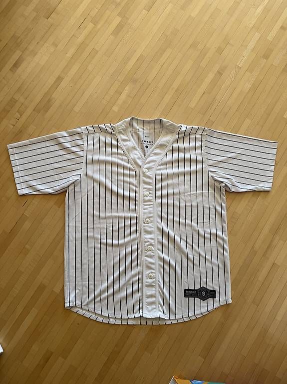 Hemden: Baseball Shirt Snapback weiss schwarz  Grösse L – Gebraucht aus Buchs AG von Cres3