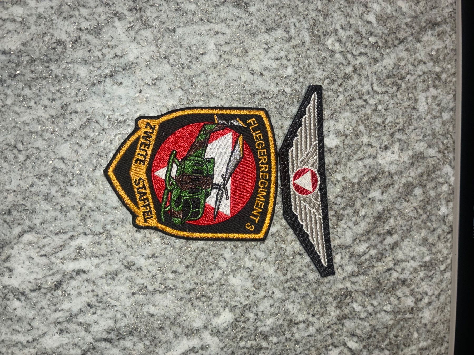 Schweizer Armee Toppe: 2 Badge Fliegerregiment 3 – Usato da Oberiberg venduto da stab