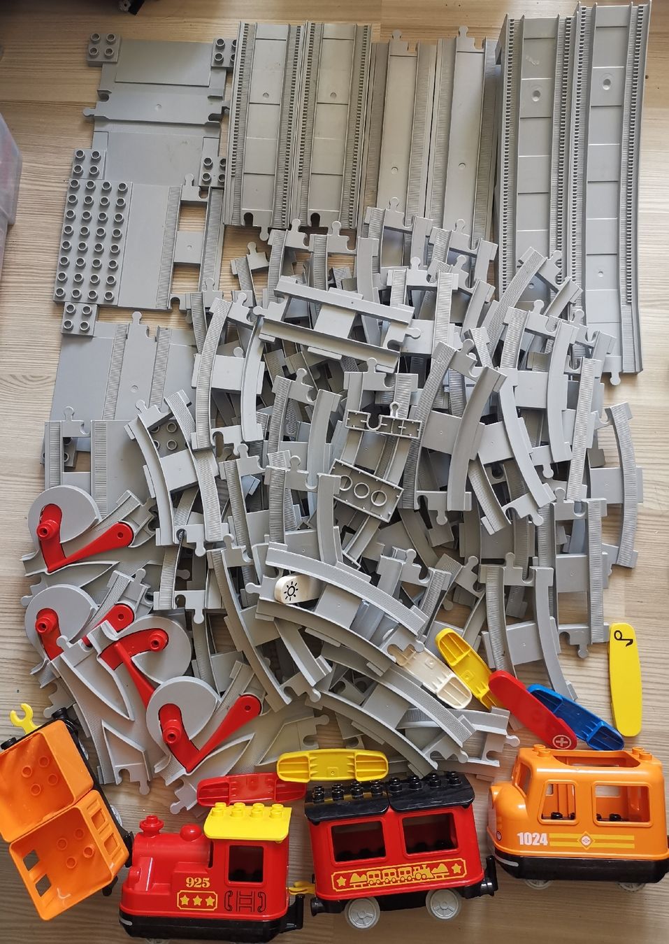 Lego Spielzeuge: Lego Duplo Eisenbahn Teile mit 2 Loks usw. – Gebraucht aus Effretikon von Superkarin7