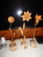 3 Dekorations Blumen auf Holz gesteckt  gerostetes Blech  Ne