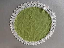 Napperon fait à la main, bordure crochetée - Déco Printemps