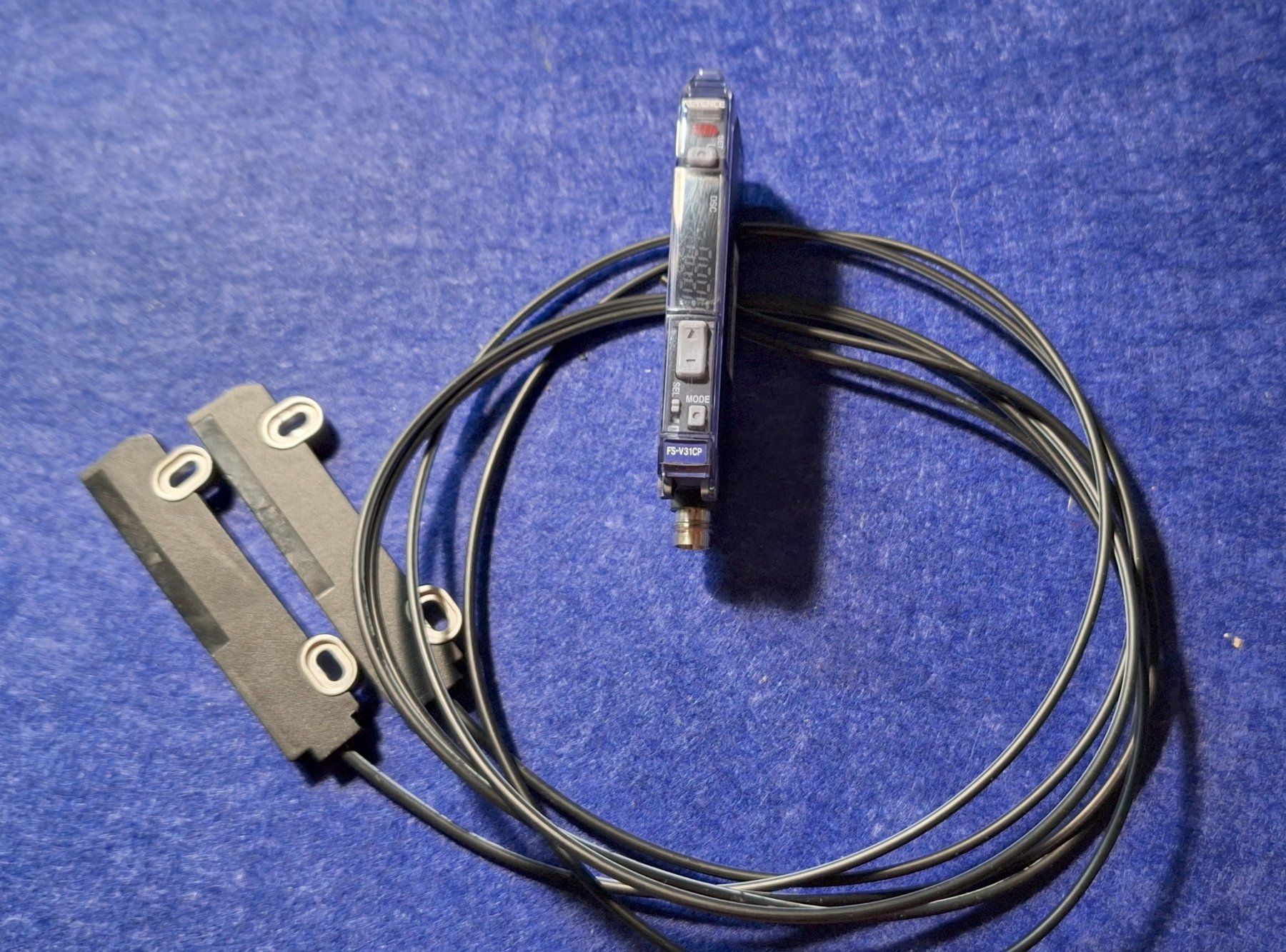 Componenti elettronici: fibre optique Keyence FU-E40 – Usato da Bussy FR venduto da 023