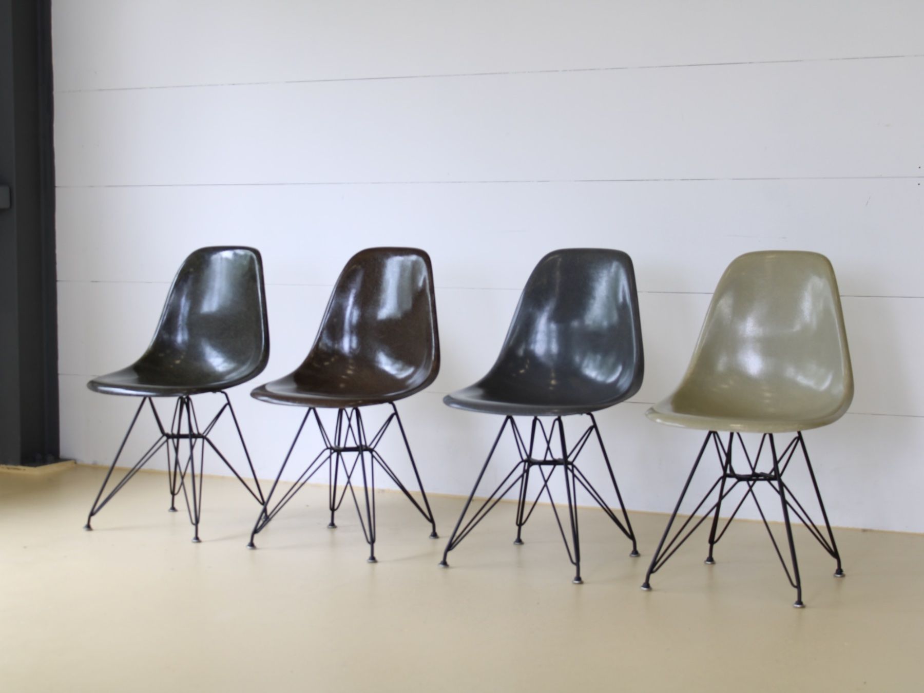 Herman Miller Sedie: Eames Fiberglas Stühle, Hermann Miller – Usato da Meinisberg venduto da atelier_TILIJA 1
