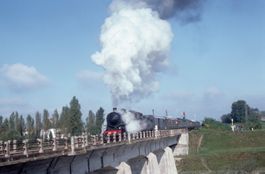 Dia Dampfzug FS Italien 685 196 auf Brücke vor Verona