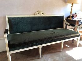 Magnifique canapé en velours style Louis XVI