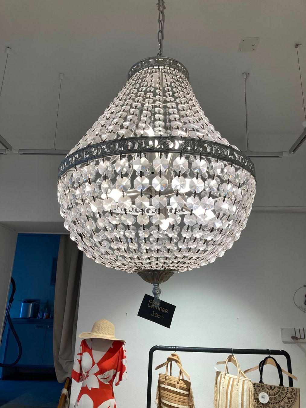 Lustres & lampes de plafonds: Kronleuchter Kristalloptik Silberfarben 1 Stück – D'occasion à Rüti ZH par trappa