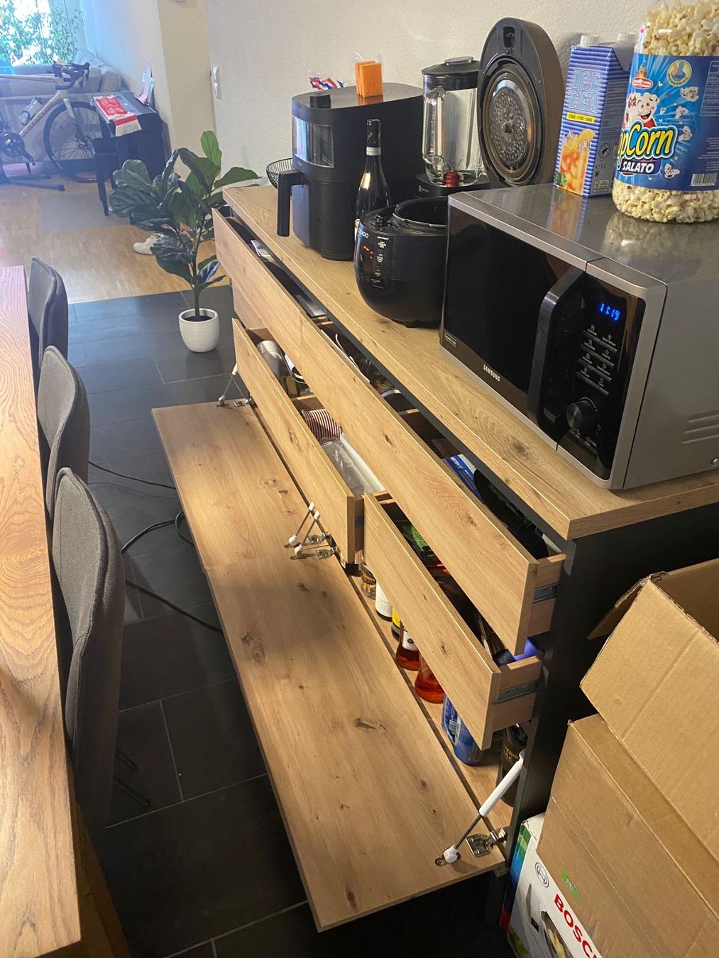 Cassettiere: Modernes Sideboard in Eiche-Optik mit schwarzem Metalfüssen – Usato da Zürich venduto da LRNT 5