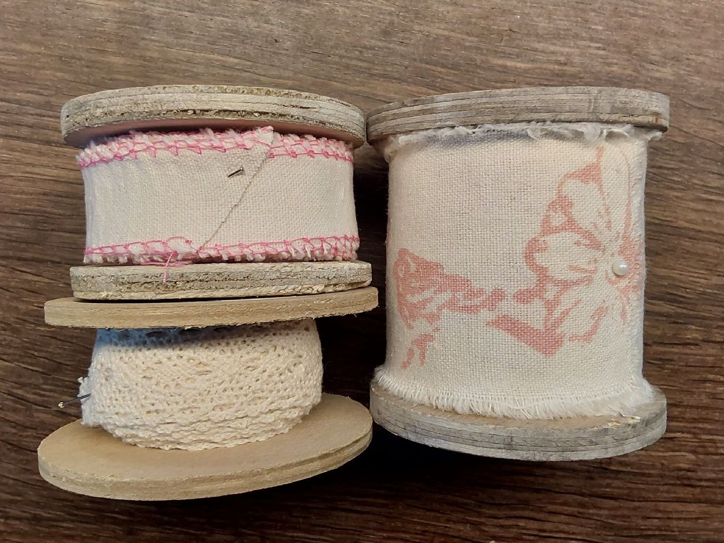 Nastri decorativi: 3 Rollen Dekostoffbänder Geschenkbänder neu – Nuovo e nell'imballaggio originale da Köniz venduto da scopello12