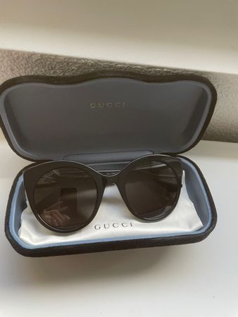Gucci Sonnenbrille mit Etui und Brillenputztuch.