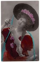Romantik - Junge Dame mit Blumenhut und blauem Band