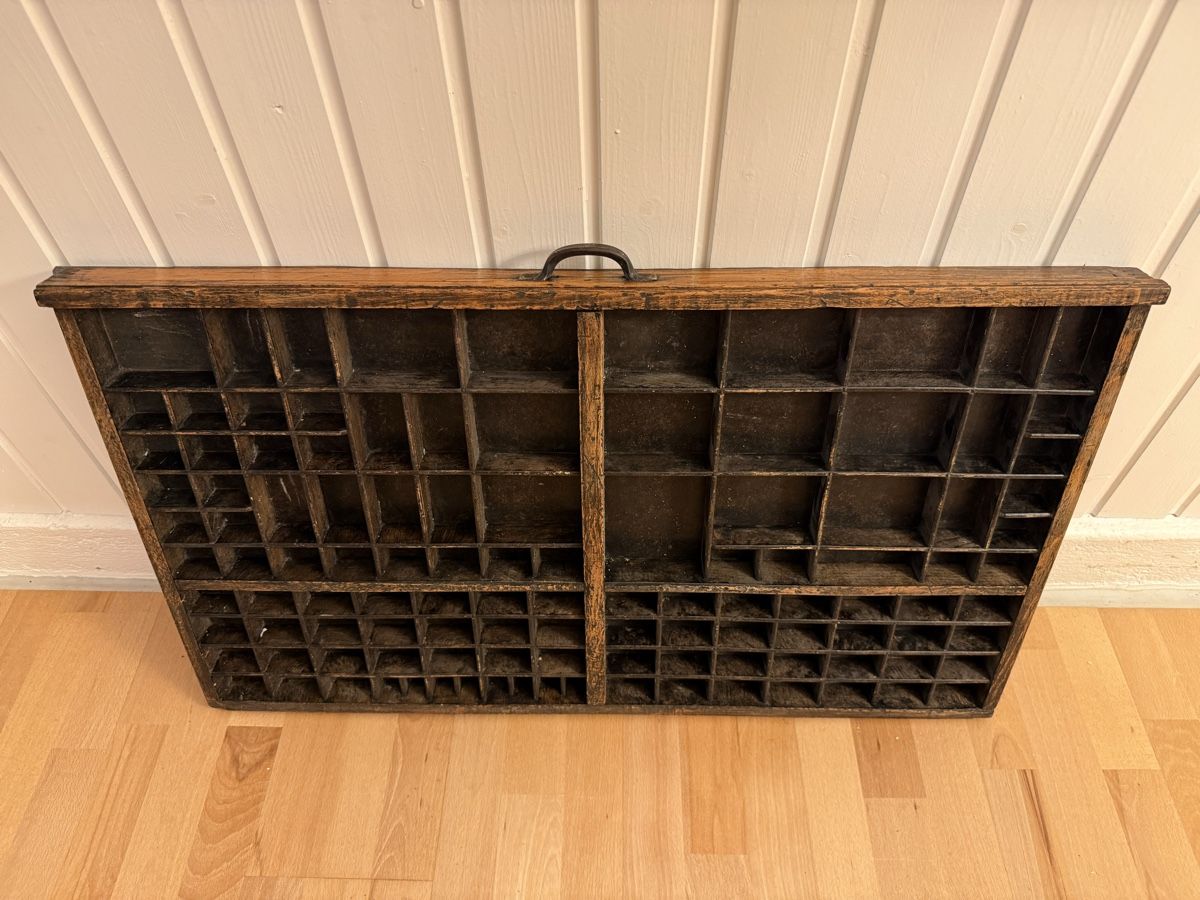 Étagères: Antiker Setzkasten aus Holz – D'occasion à Bern par Moowee