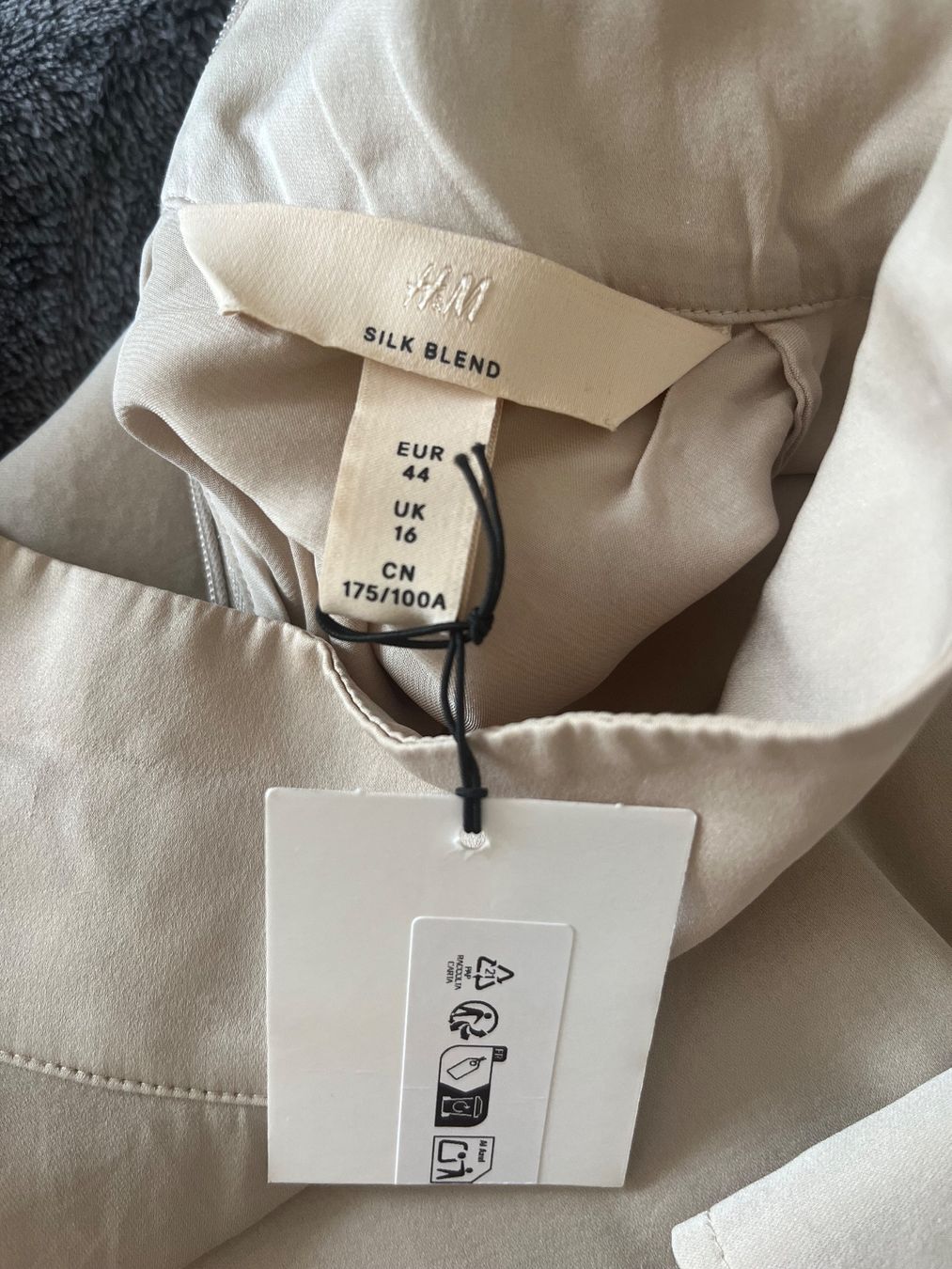 H&M Camicette: New  beautiful silk blouse H&M size M – Nuovo (secondo la descrizione) da Chêne-Bougeries venduto da Seetooyoo 1