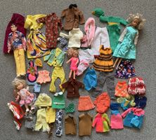 Konvolut Vintage Puppenkleider u. Puppen