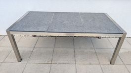 Gartentisch mit drei Steinplatten