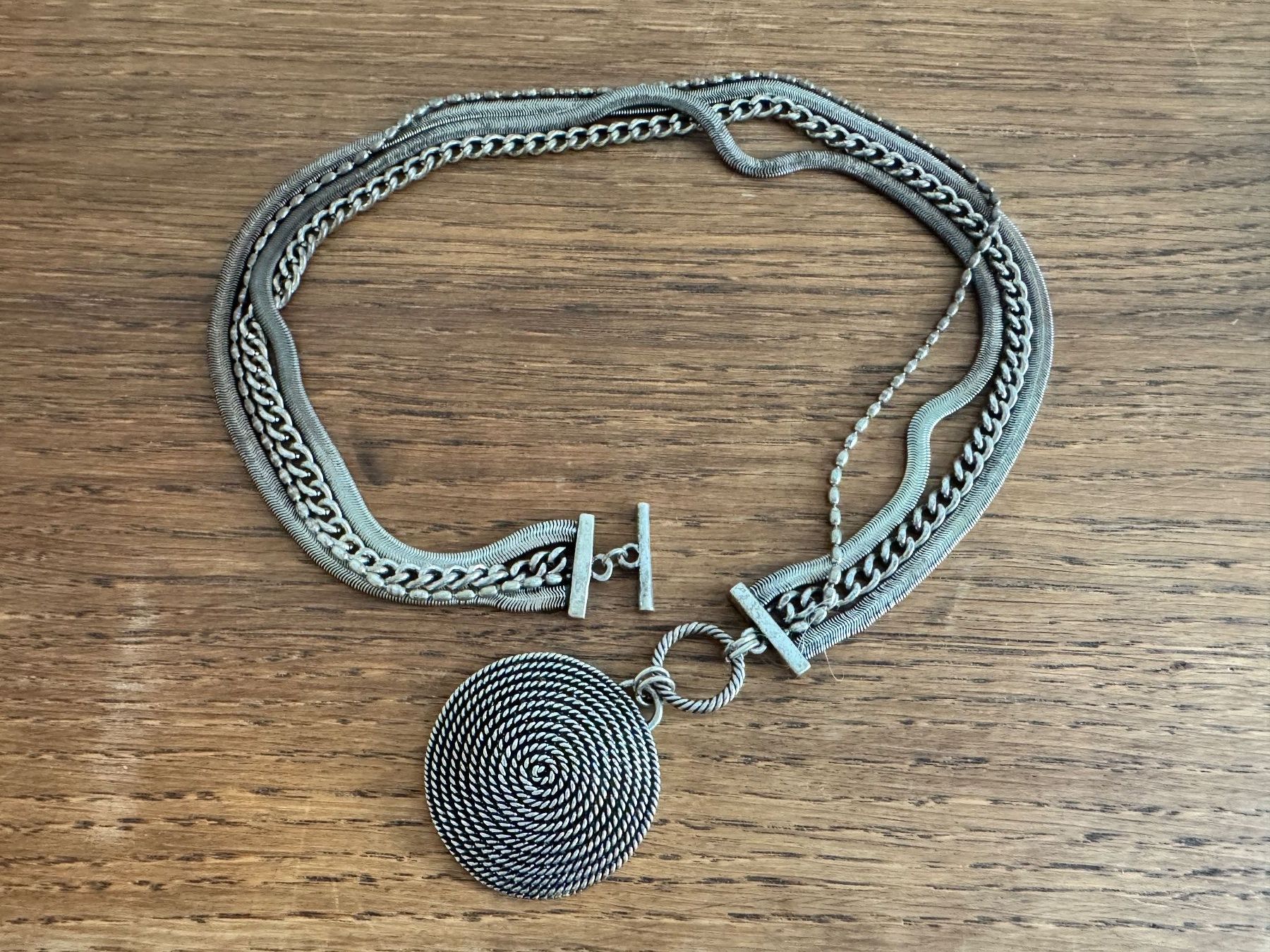 Ketten: Mehrreihige Modeschmuck-Kette – Gebraucht aus Egg b. Zürich von chantilly-lace