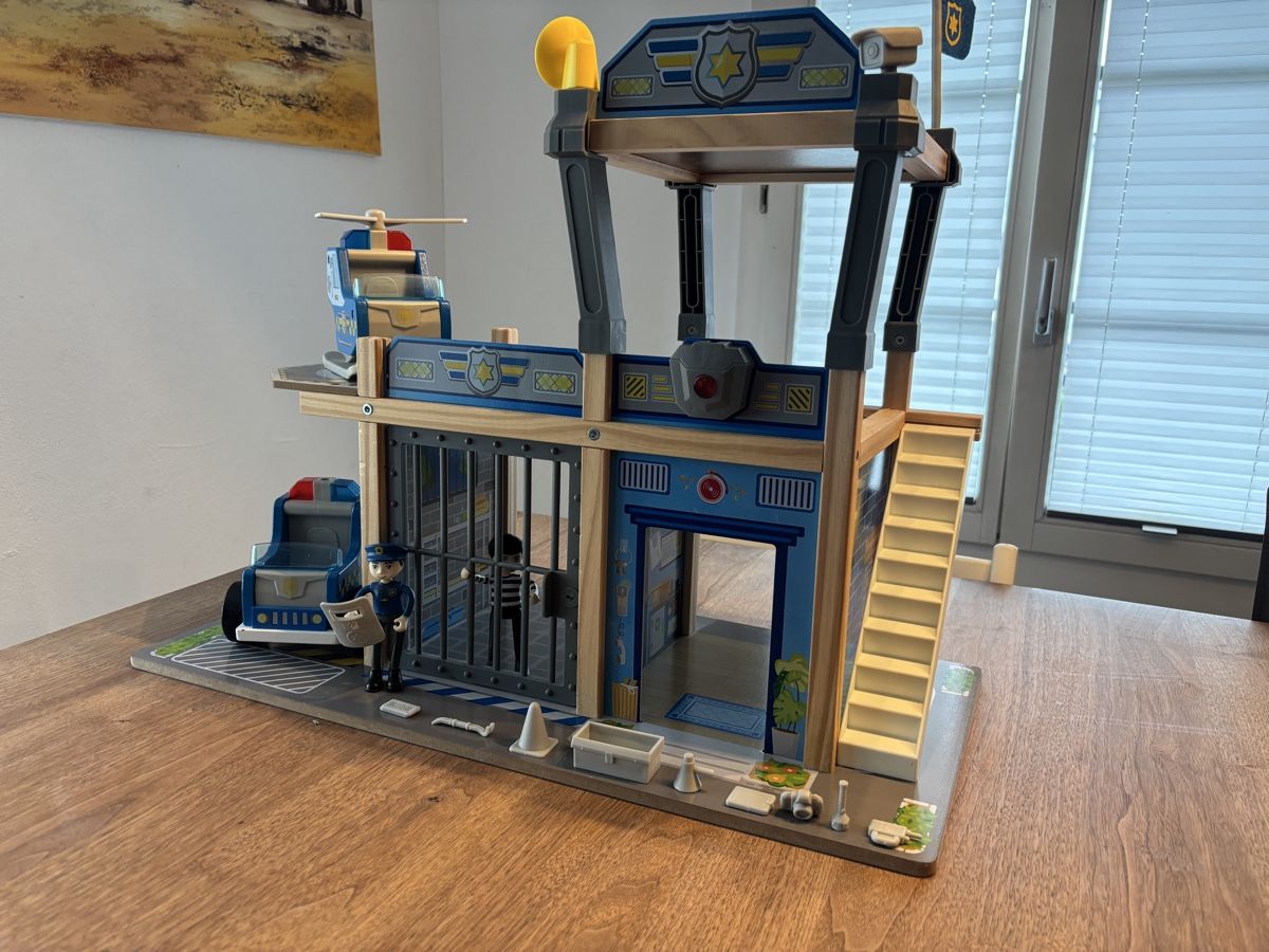 Hape Spielzeuge: Hape Polizeistation – Gebraucht aus Sursee von Trueres 1