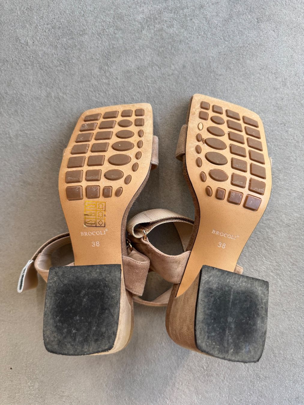 Scarpe da donna: Sandalen mit Absatz, beige, Grösse 38 neuwertig – Usato da Aarau venduto da Ruta_Ra 4