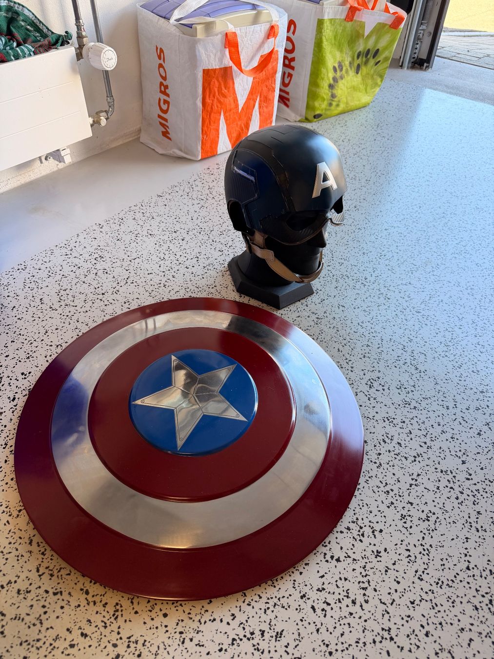 Skulpturen & Statuen: Marvel Captain America Maske&Schild – Neu (gemäss Beschreibung) aus Rupperswil von buergin01