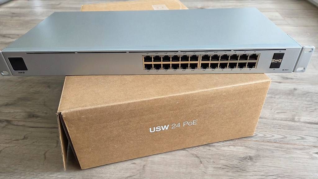 Ubiquiti Hubs & Switches: Ubiquiti UniFi Switch USW 24 PoE – D'occasion à St.Erhard par tokylo