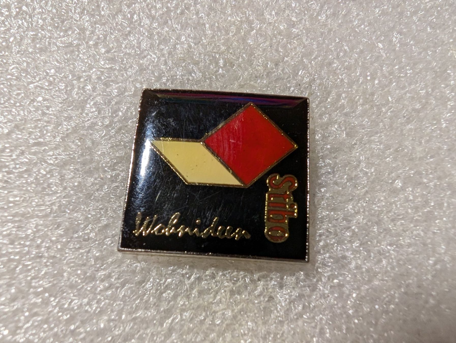 Placchette & Badge: Ansteckpin 202: Stibo – Usato da Oppligen venduto da Pin-Fall-Shop