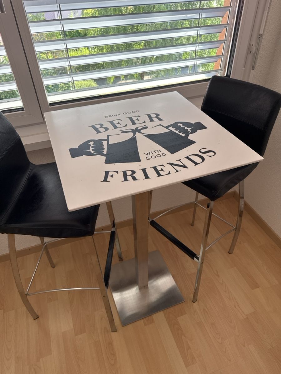 Set de table et chaises: Stehtisch mit 2 Barhockern Leder schwarz/Chrom – D'occasion à Pfäffikon ZH par Fruchtsaft 1