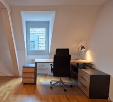 Büromöbel-Set: Pult, Rollcontainer, Bürostuhl & Lampe