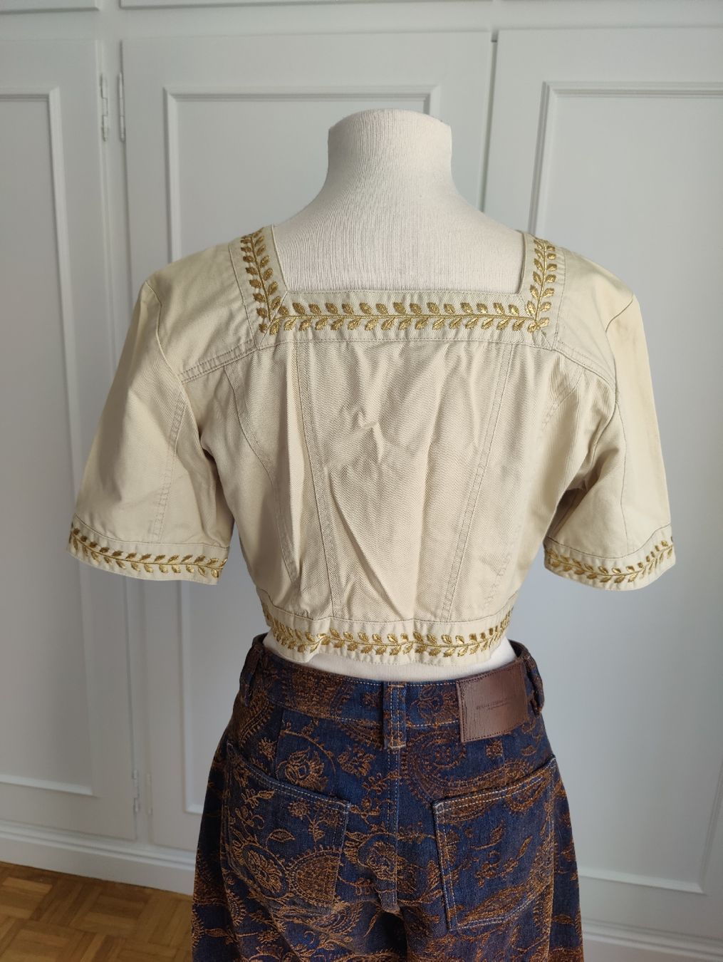 Top: Vintage Roccobarocco Embroidered Crop Top Jacket – Usato da La Tour-de-Peilz venduto da dAutrefois 3