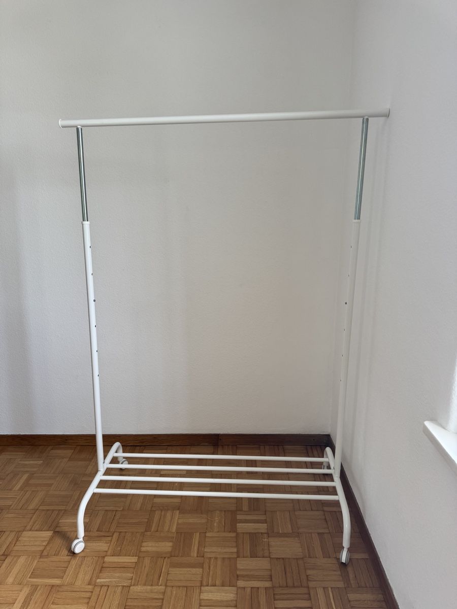Garderobe: Kleiderständer weiss mit Rollen und Ablagefläche gut – Gebraucht aus Zürich von rahel_9801