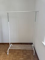 Kleiderständer weiss mit Rollen und Ablagefläche gut
