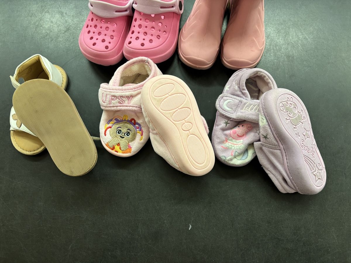 Scarpe per ragazze: Schuhe Paket  Mädels, Grösse 24 – Usato da Büren an der Aare venduto da Nikito2001 1