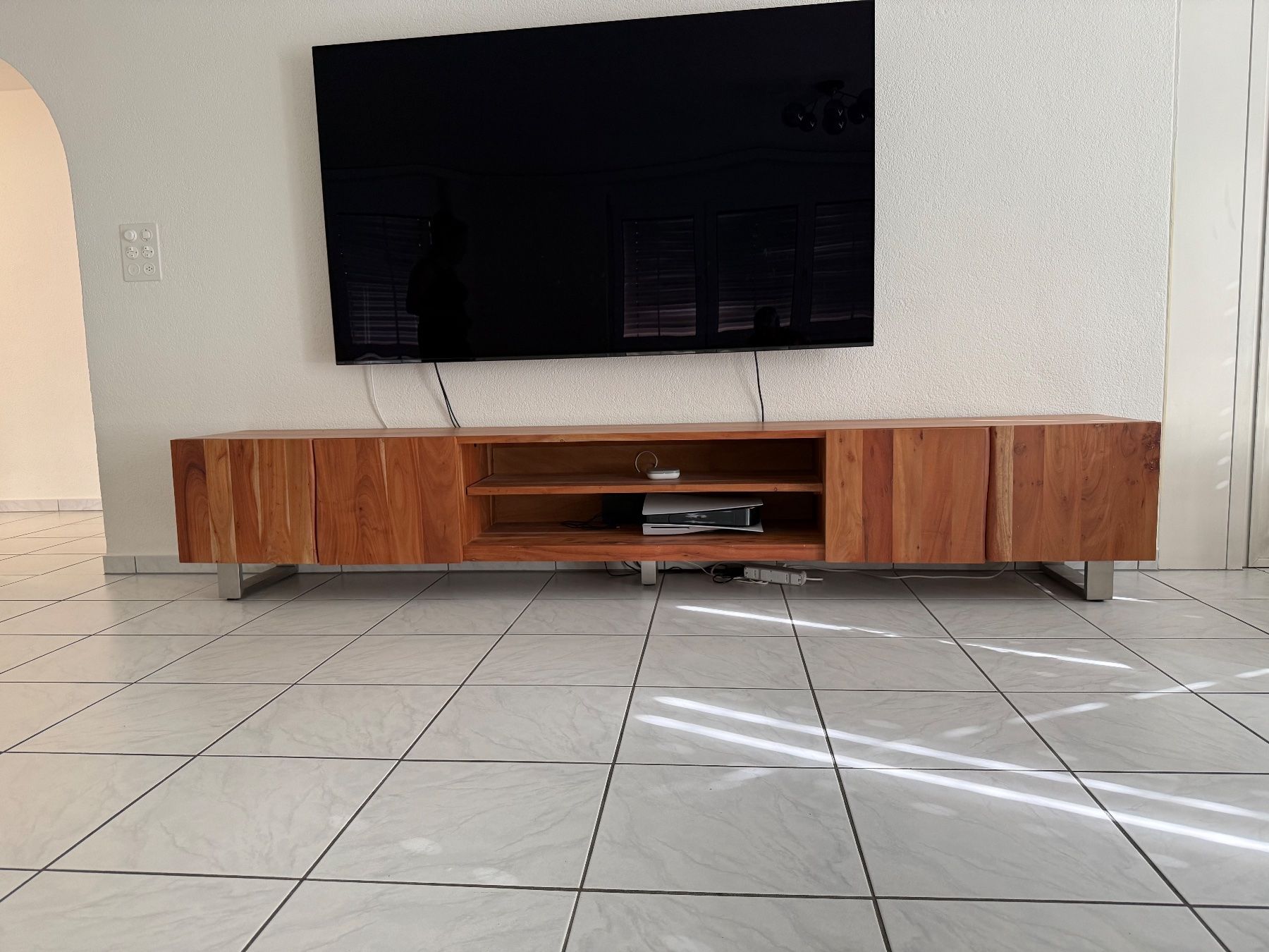 Meubles TV: Low Side Board Akazien massiv – D'occasion à Wangs par KatZo87