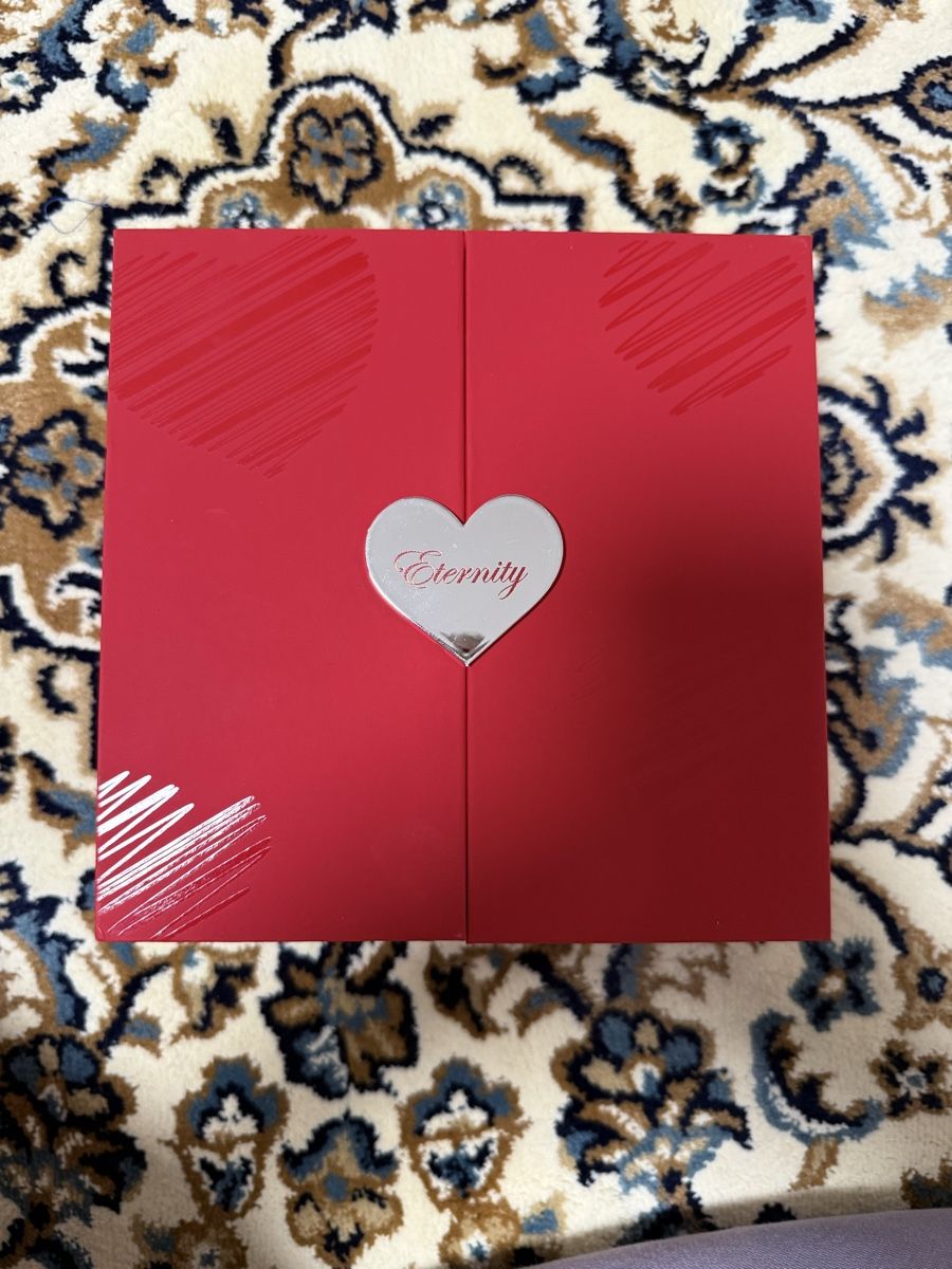 Tutte le decorazioni: Geschenkbox rot mit Kunstrosen und Tragetasche neu – Nuovo e nell'imballaggio originale da Niederwangen BE venduto da by_nisrin 1