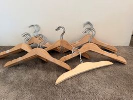 33 Holzbügel für Kinderkleider