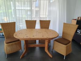 Massiver Esstisch ausziehbar mit 4 Stühlen – Massivholz (ver