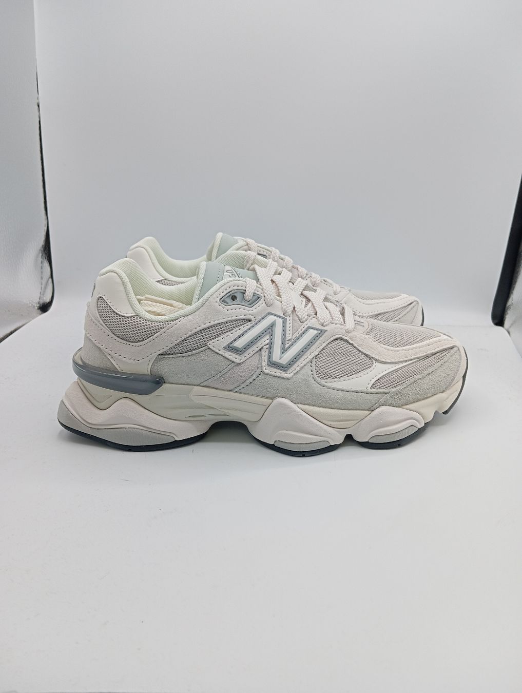 New Balance Scarpe da uomo: New Balance 9060 (EU39.5) – Nuovo e nell'imballaggio originale da Schaffhausen venduto da outlez