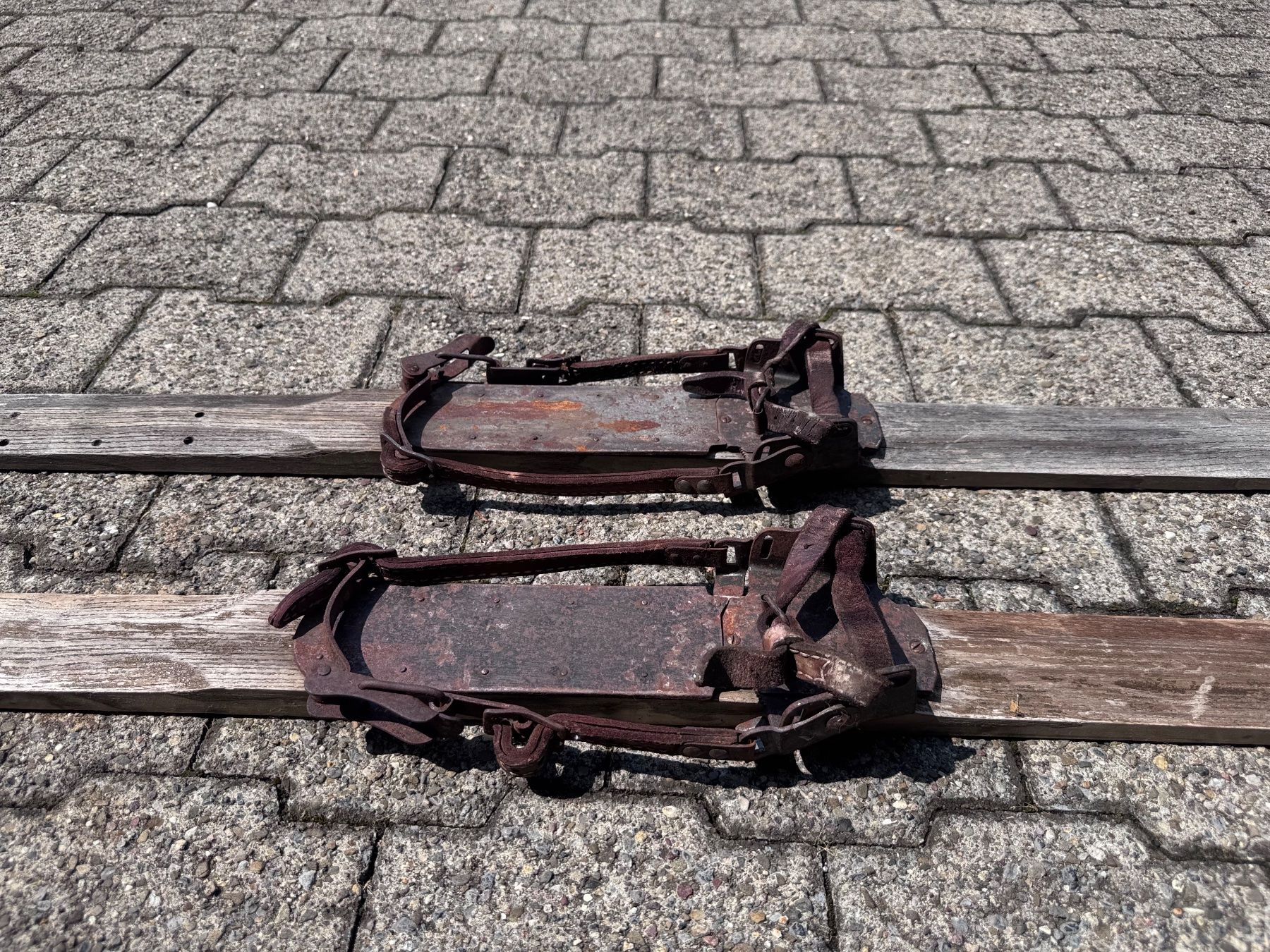 Sci: Antike Skier Holz mit Bindung – Usato da Stallikon venduto da Alexandarveliki 1