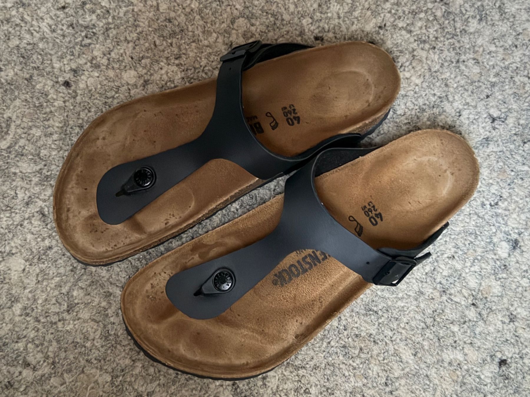 Birkenstock Chaussures femmes: Birkenstock Gizeh schwarz Gr. 40 – D'occasion à Wattwil par edel88 1
